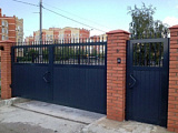 Уличные распашные ворота DoorHan с пиками 3200x2000 синие