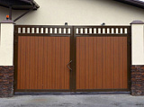 Уличные распашные ворота DoorHan с решеткой 2600x2000 коричневые