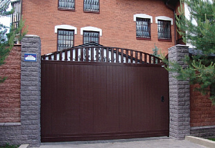 Уличные распашные ворота DoorHan с решеткой 2400x2000